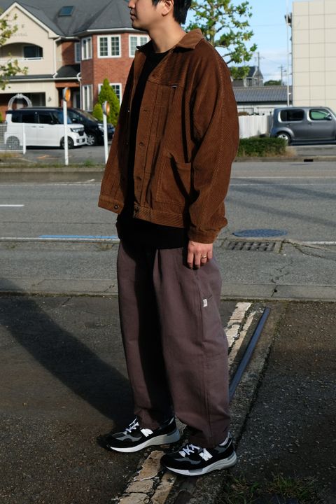 落ち着いた色味でまとめたリラックス感のあるカジュアルコーデ