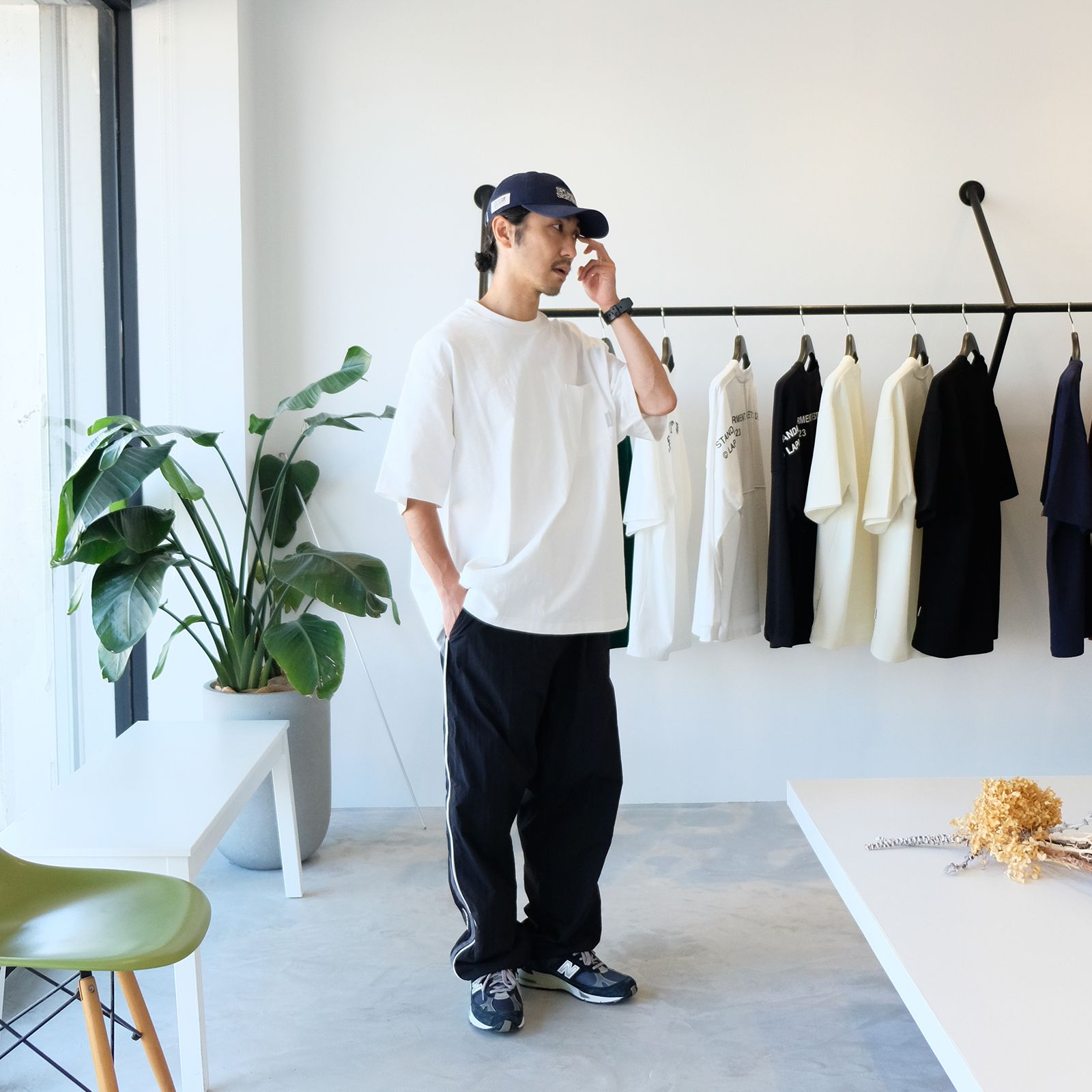 トラックパンツでTシャツスタイルを軽やかに