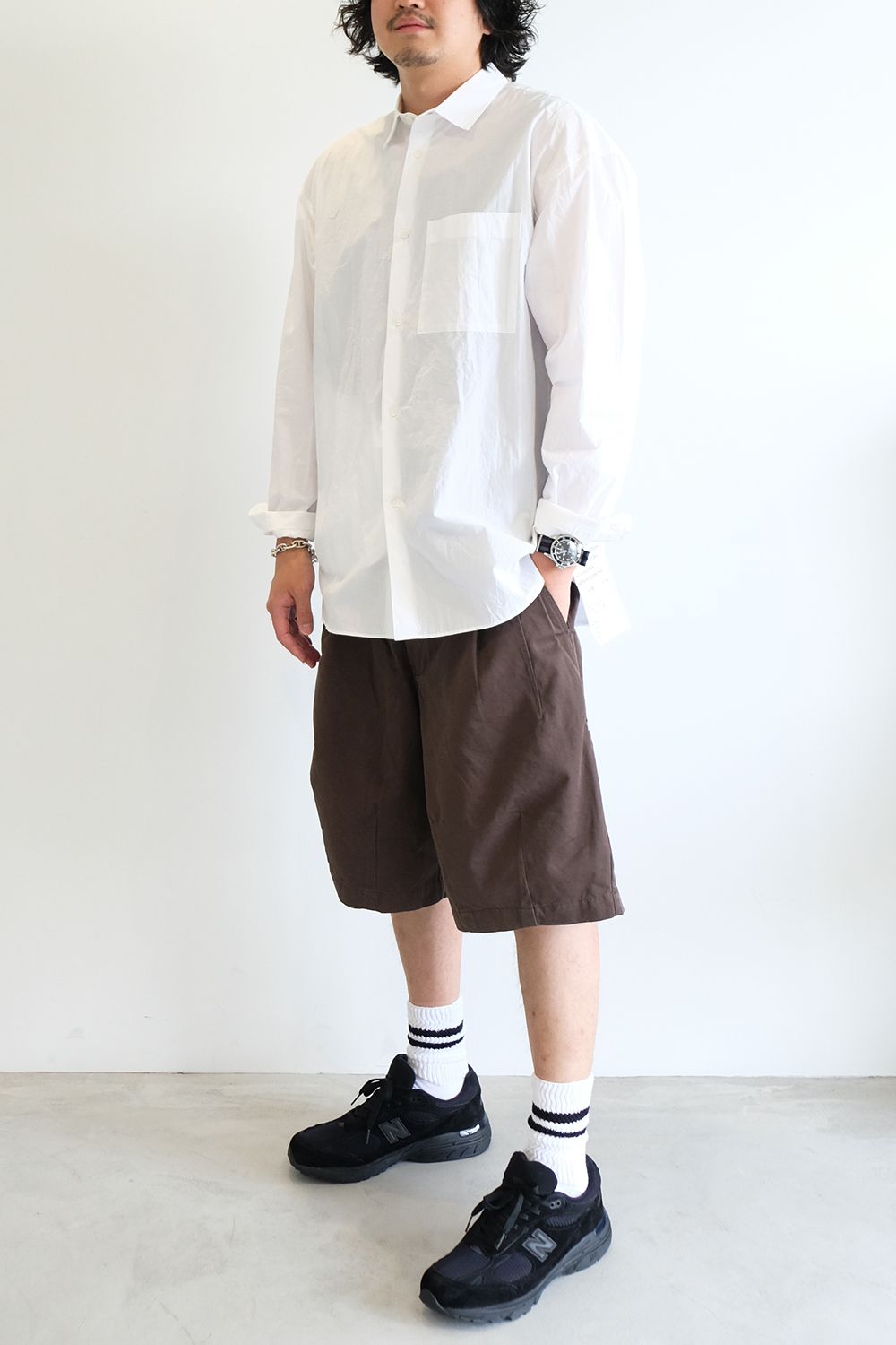 カジュアルショーツに白シャツ合わせで小綺麗に