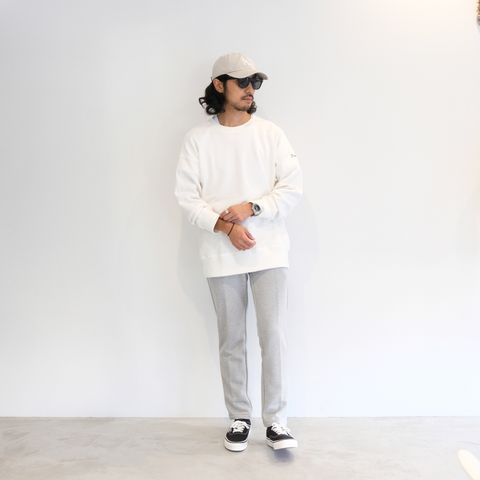 明るめなトーンを基調としたリラックス感のあるキレイめカジュアルコーデ