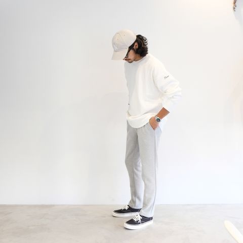 明るめなトーンを基調としたリラックス感のあるキレイめカジュアルコーデ