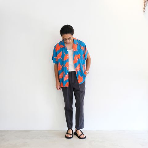 柄シャツはスラックスに合わせて男の渋さを意識