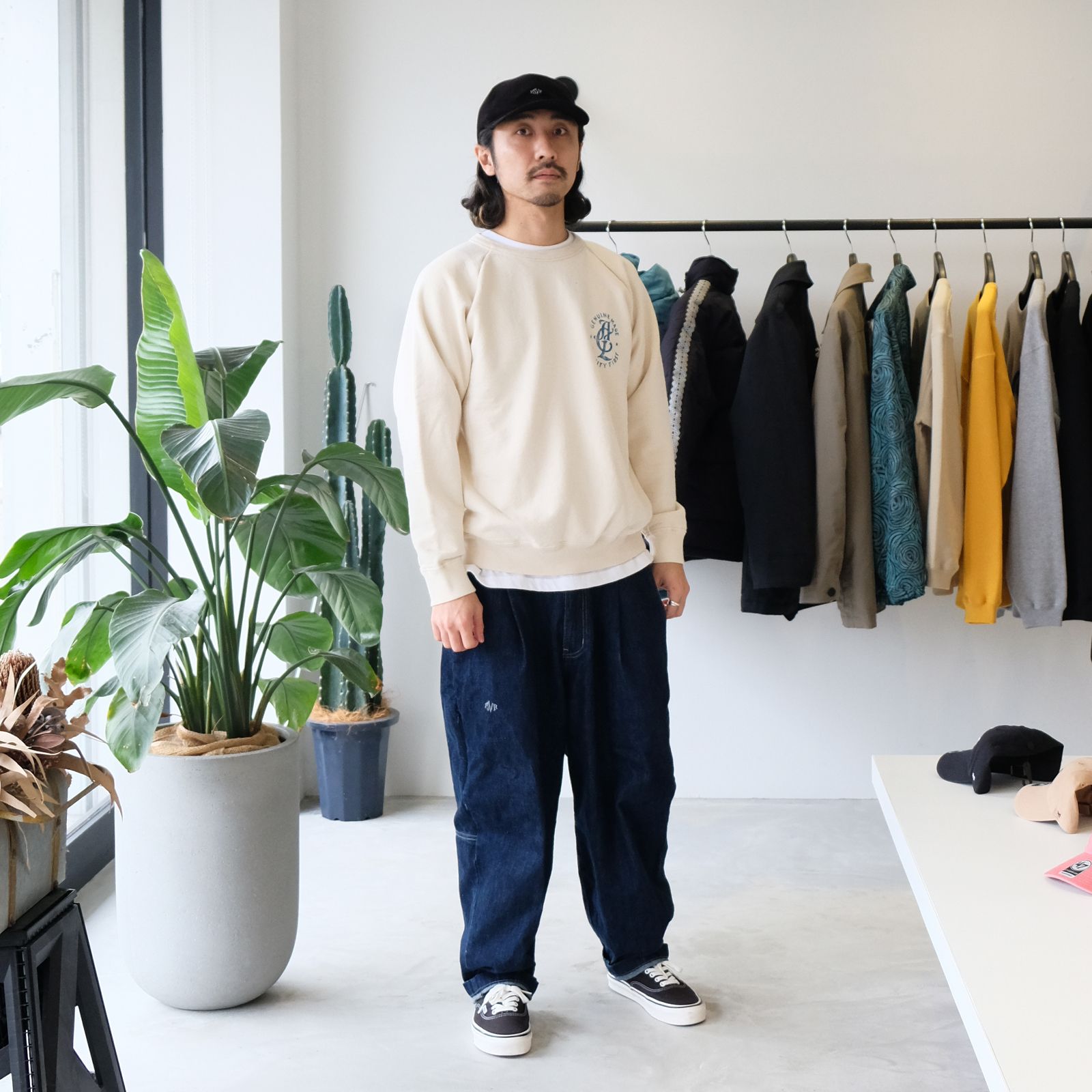 CALEEのビンテージルックなトレーナーを“ハマちゃん”シルエットで