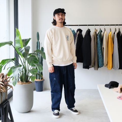 CALEEのビンテージルックなトレーナーを“ハマちゃん”シルエットで