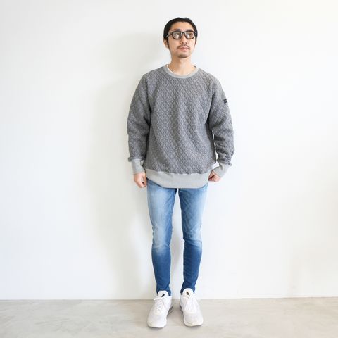 シンプルだけど一味違うトレーナー＋デニムの着こなし