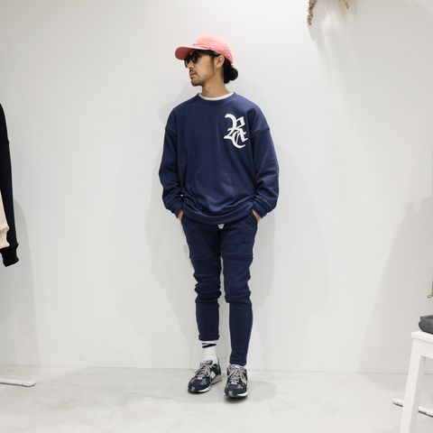 ネイビーでまとめたスポーティーかつストリートなあったかセットアップスタイル