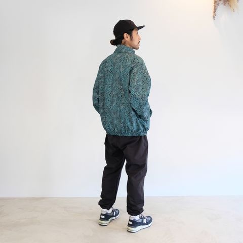 総柄トラックジャケットをメインとしたスポーティーでストリートな楽チンコーデ