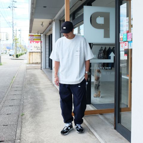ナイロンパンツで軽やかに着こなすストリートスタイル