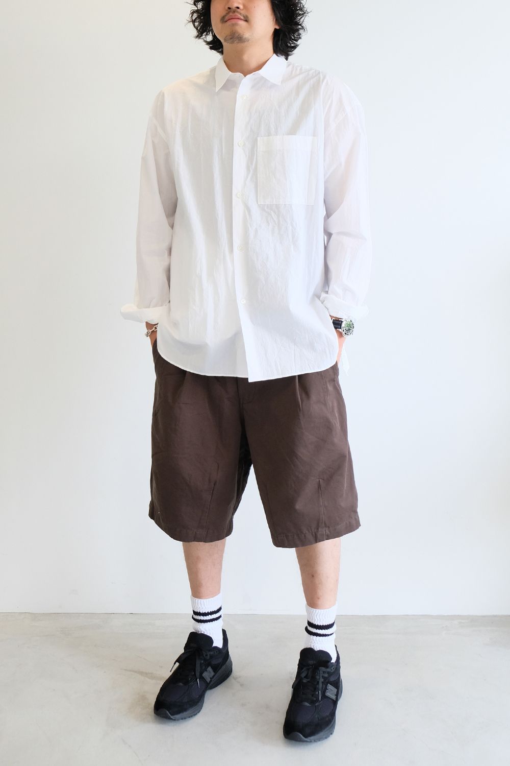 カジュアルショーツに白シャツ合わせで小綺麗に