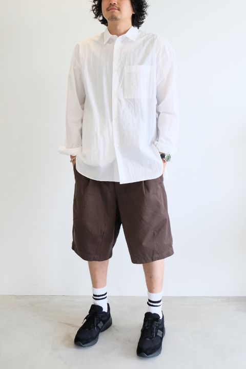 カジュアルショーツに白シャツ合わせで小綺麗に