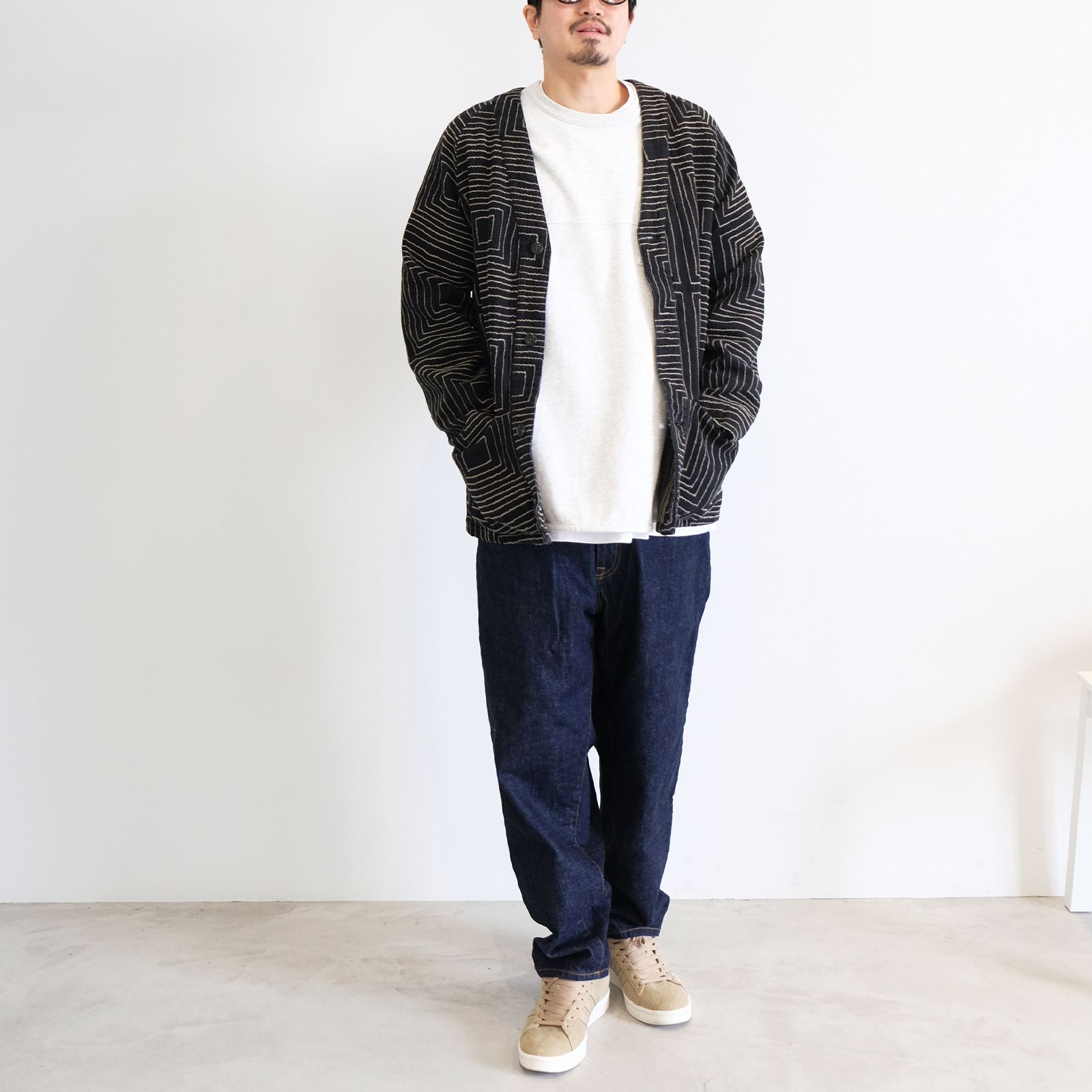 織り柄で主張を楽しむカーディガンをメインとしたカジュアルコーデ