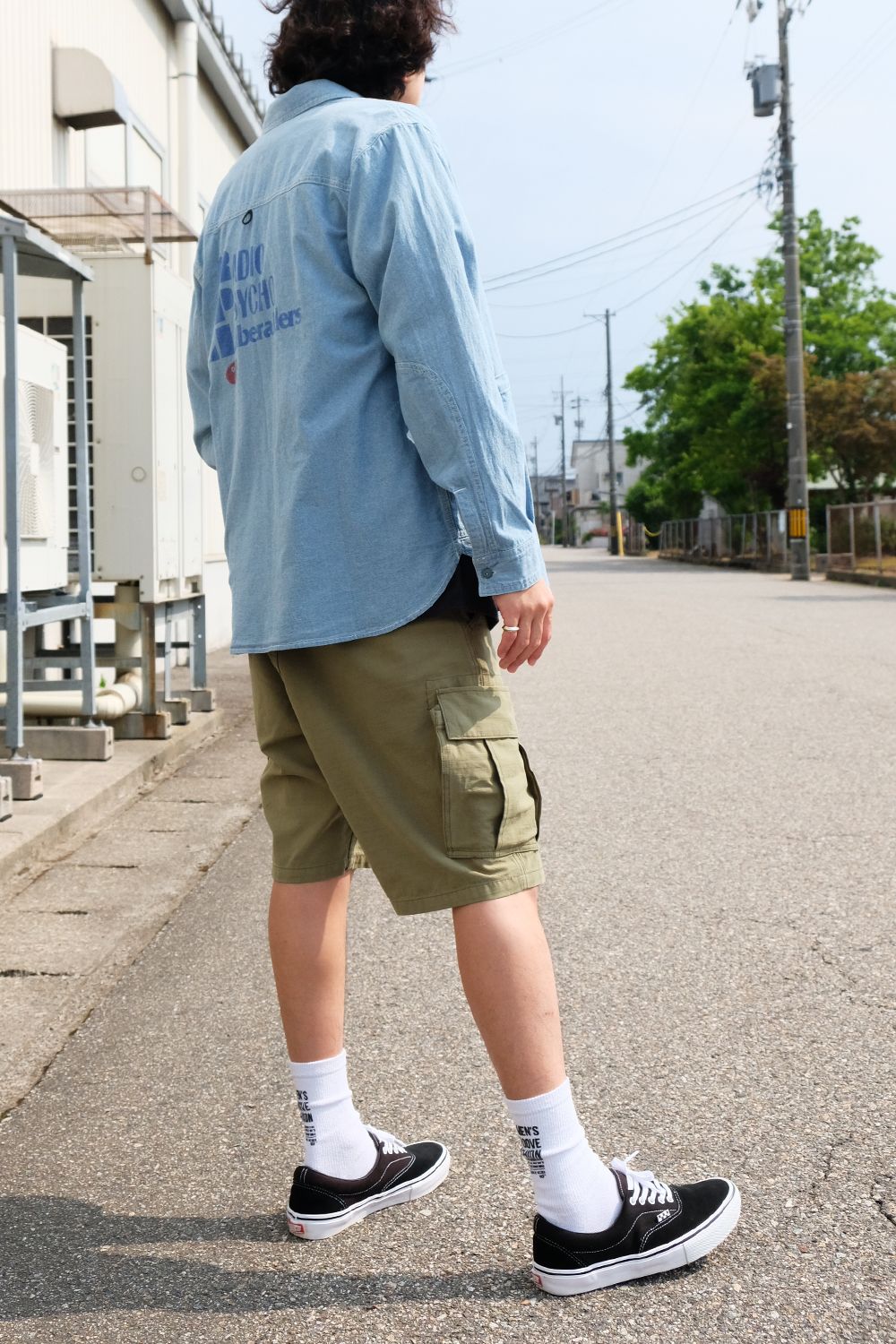 シャンブレーシャツが清涼感をもたらすハーフパンツスタイル