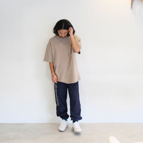 休日のリラックススタイルにストリートのエッセンスを組み込んだリベレイダースのチームパンツスタイル