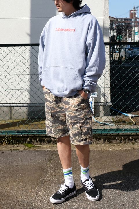 パーカーにハーフパンツを合わせた春の装い