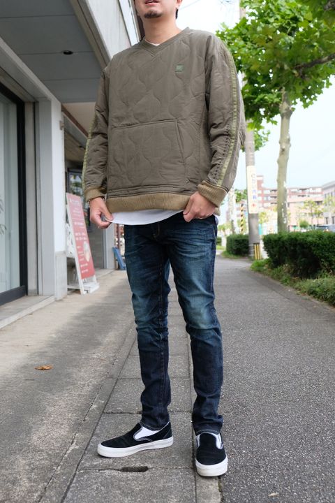 デニムをアウトドアテイストに着こなす