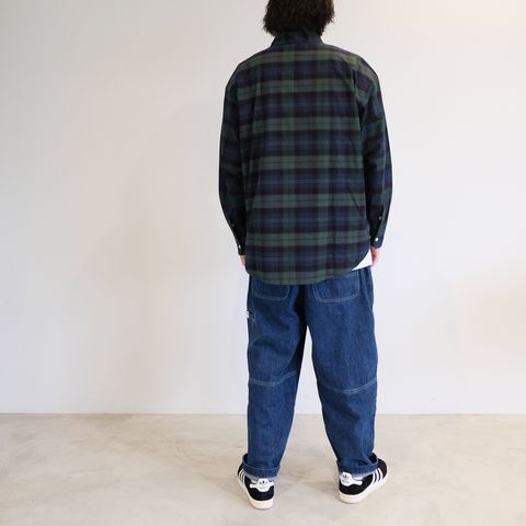 シンプルながらストリートのエッセンスを感じさせるチェックシャツコーデ
