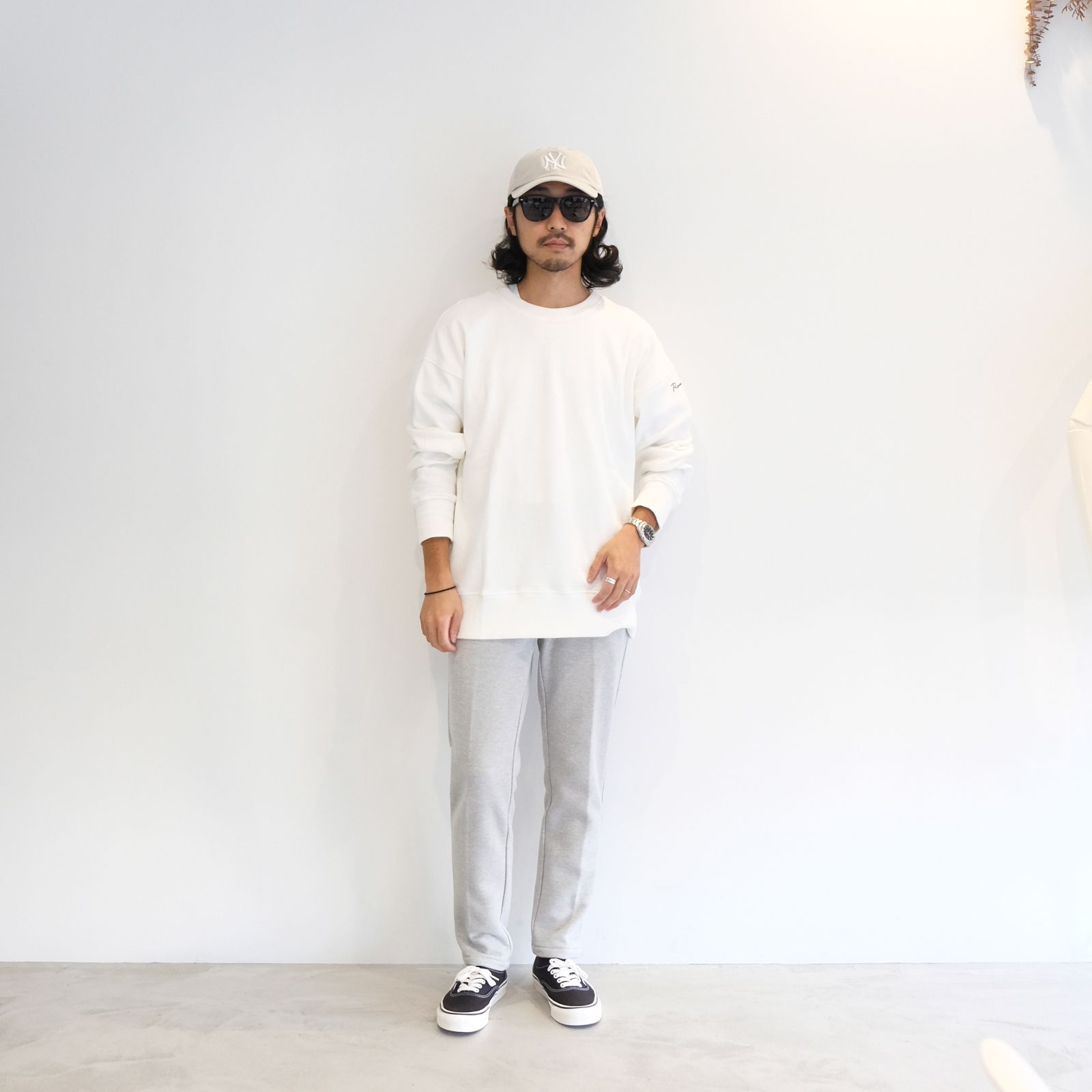 明るめなトーンを基調としたリラックス感のあるキレイめカジュアルコーデ