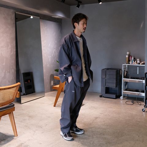 グレーを基調としたセットアップスタイル