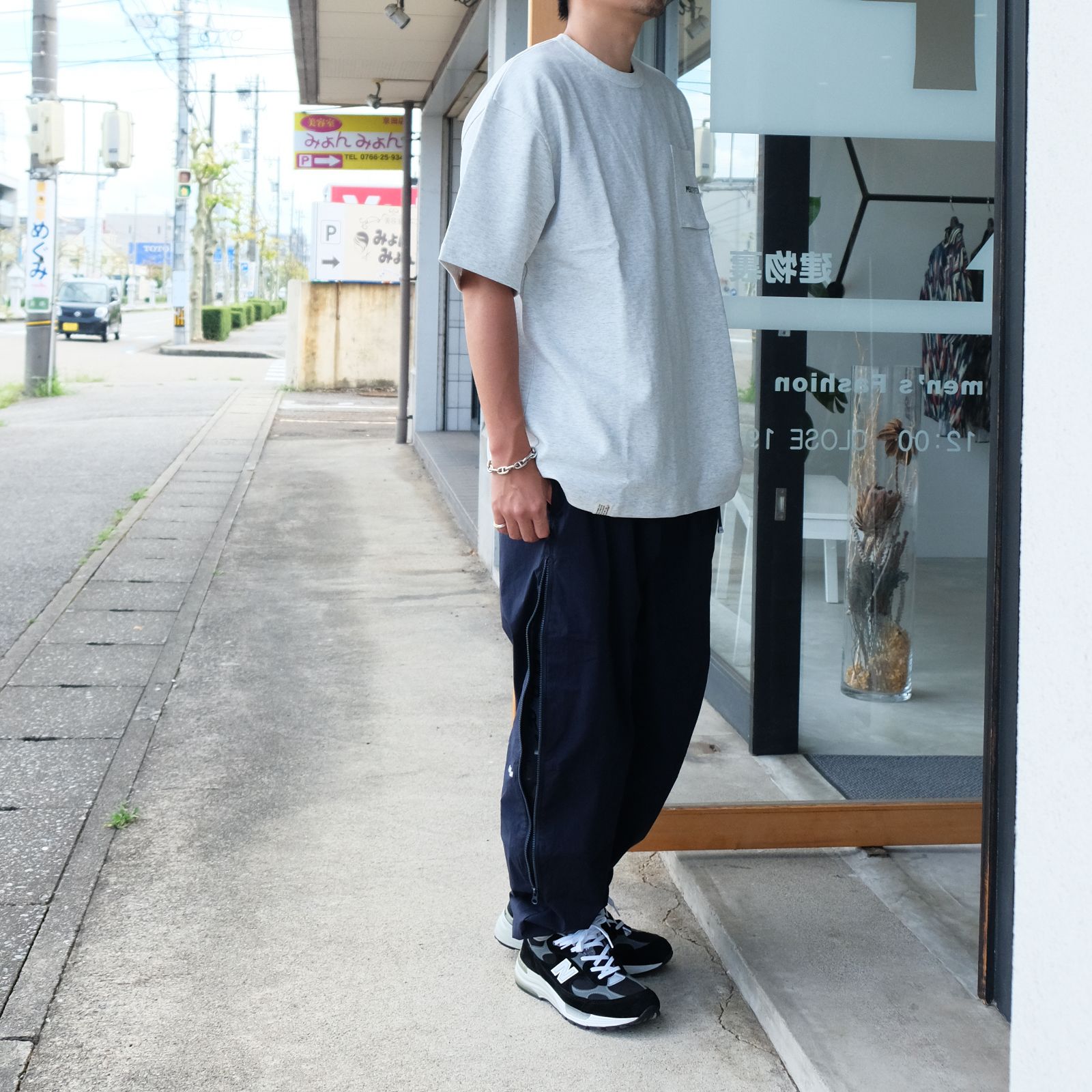 ナイロンパンツで軽やかに着こなすストリートスタイル