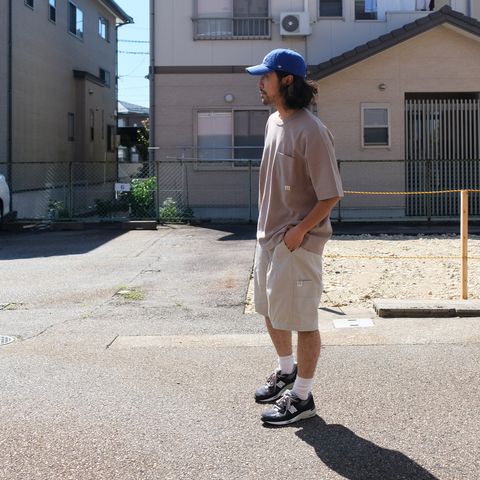 キャップで差し色を。落ち着きつつも明るめなトーンでまとめたTシャツコーデ