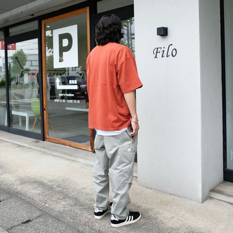 オレンジの色味を活かした夏のストリートコーデ
