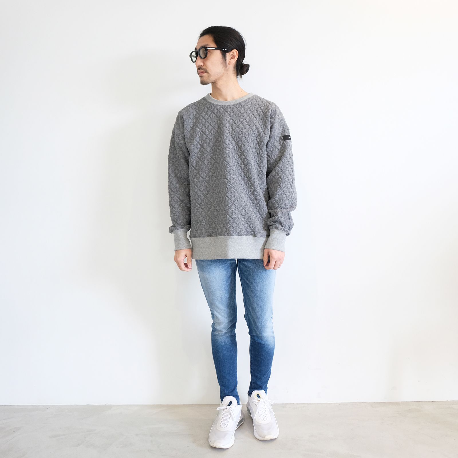 シンプルだけど一味違うトレーナー＋デニムの着こなし