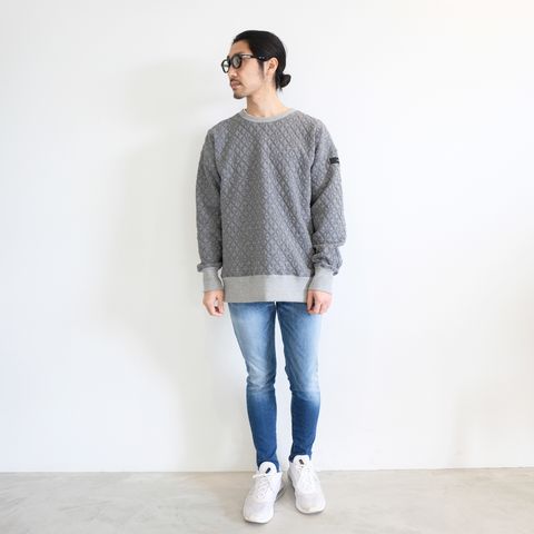 シンプルだけど一味違うトレーナー＋デニムの着こなし