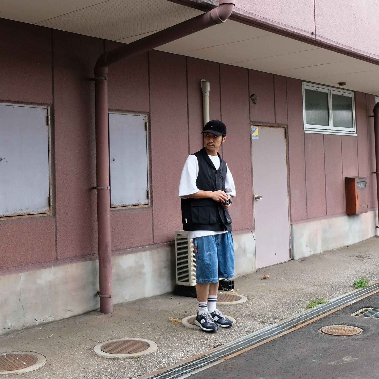 軽やかな半袖短パンスタイルに実用性をプラス