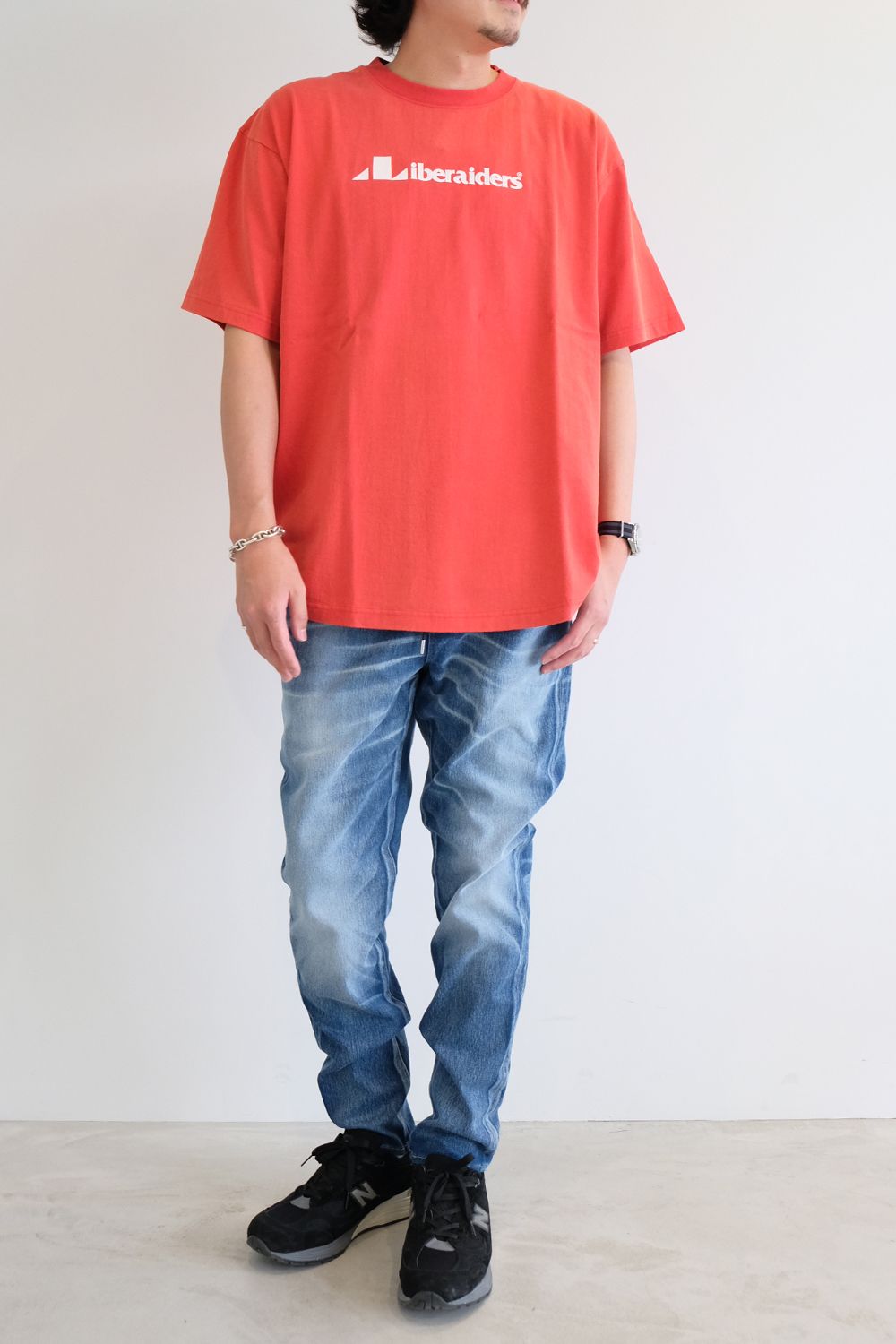Tシャツにデニムをあわ、、いえ、ジャージーパンツを合わせたスタイル
