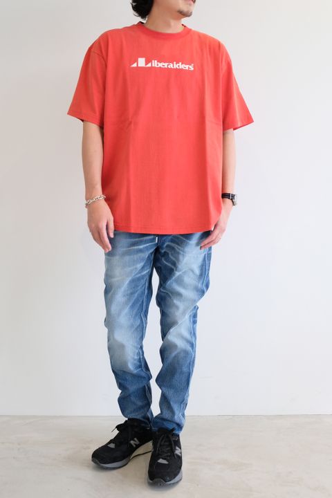 Tシャツにデニムをあわ、、いえ、ジャージーパンツを合わせたスタイル