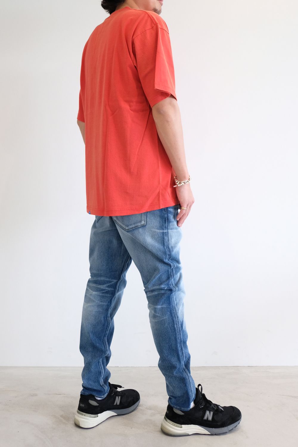 Tシャツにデニムをあわ、、いえ、ジャージーパンツを合わせたスタイル