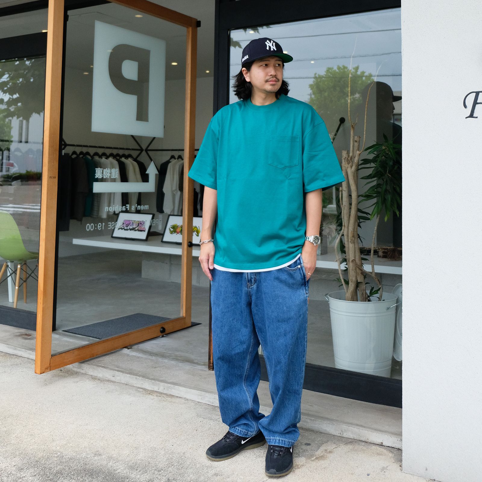 鮮やかなグリーンカラーのTシャツをメインに