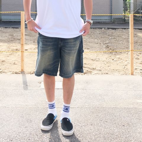 男の夏の定番“白Tデニム”をハーフパンツで快適に楽しむ