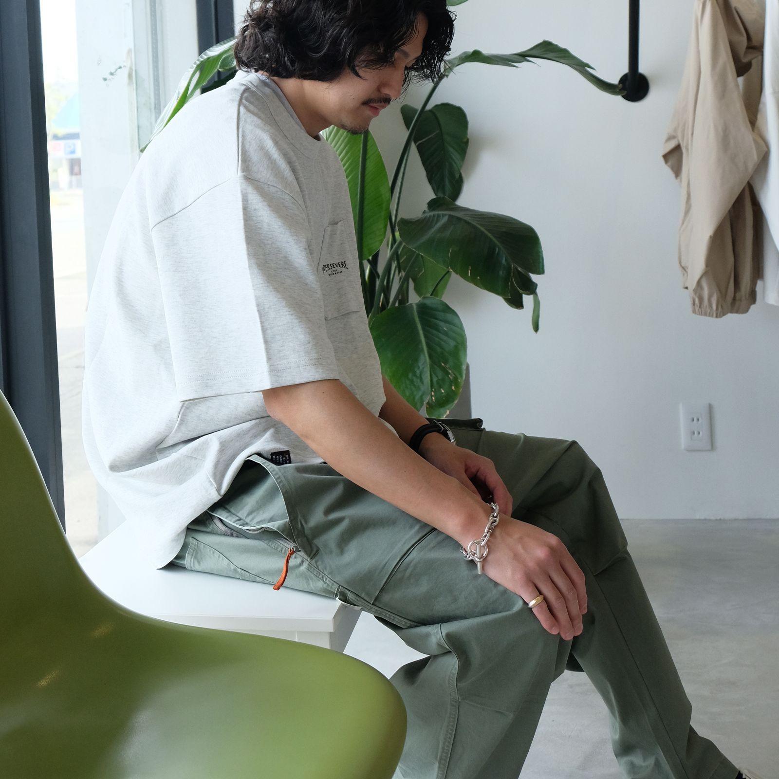 オリーブ系のパンツに合わせるトップスは何色が好み？