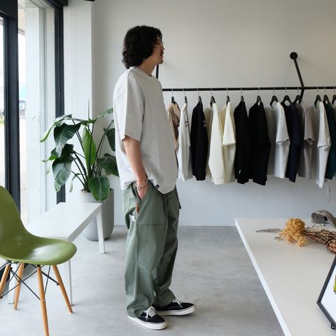 オリーブ系のパンツに合わせるトップスは何色が好み？