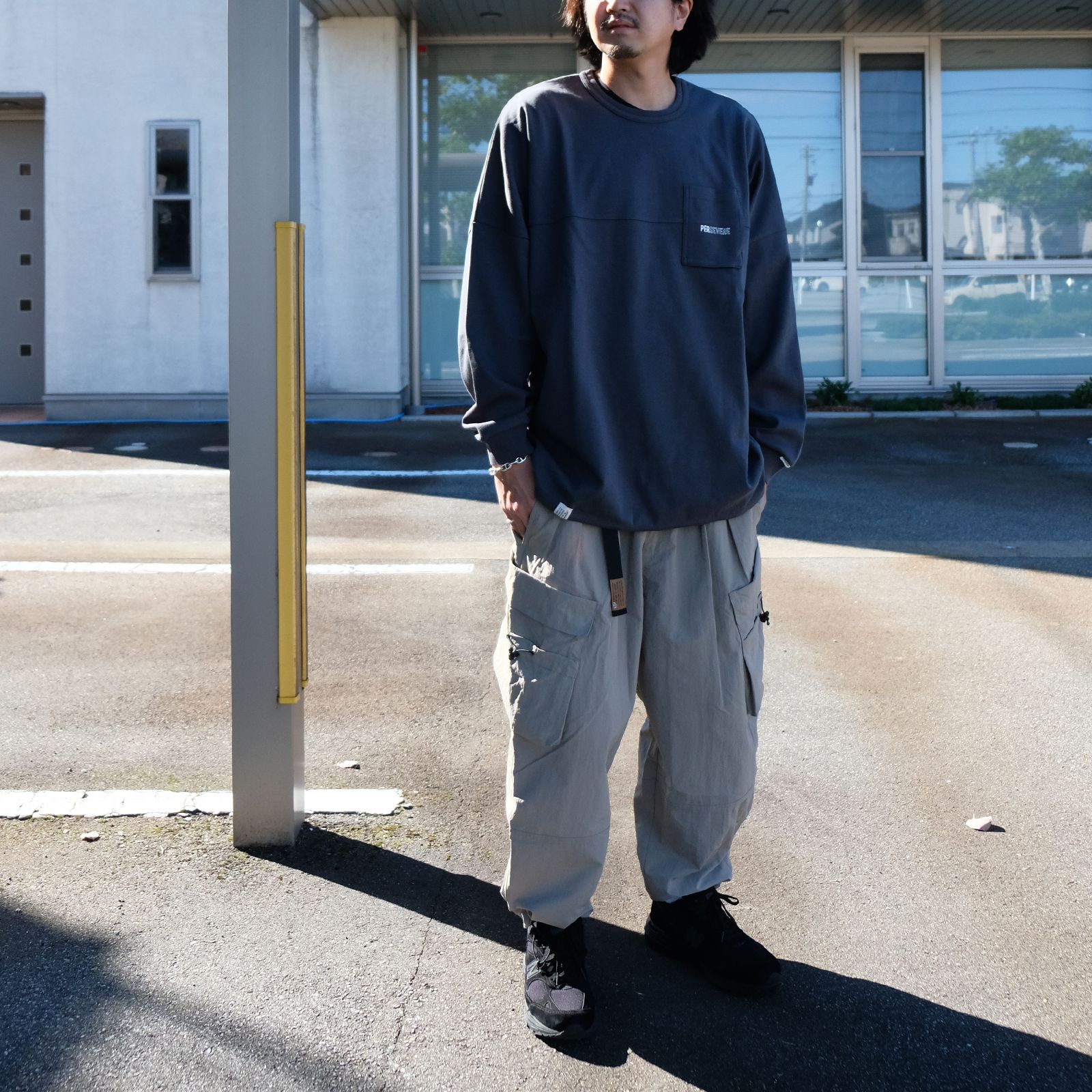 【Persevere】トップスの色味を活かすカーゴパンツスタイル