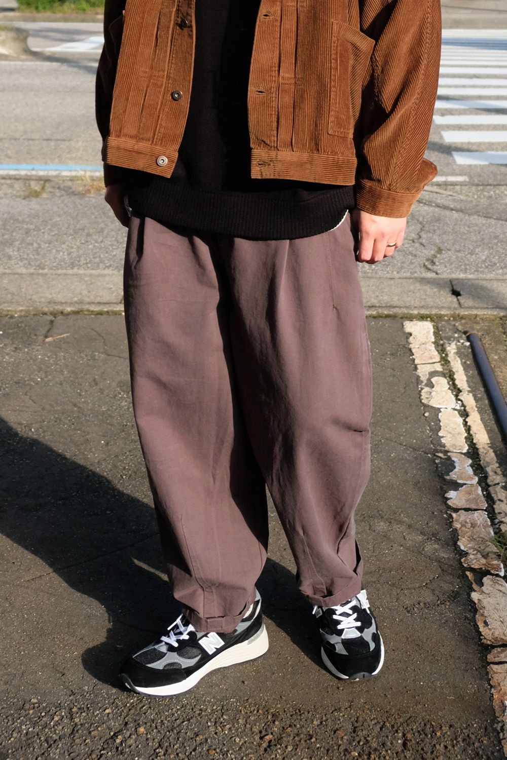 落ち着いた色味でまとめたリラックス感のあるカジュアルコーデ