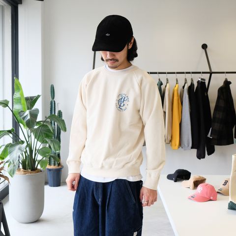 CALEEのビンテージルックなトレーナーを“ハマちゃん”シルエットで
