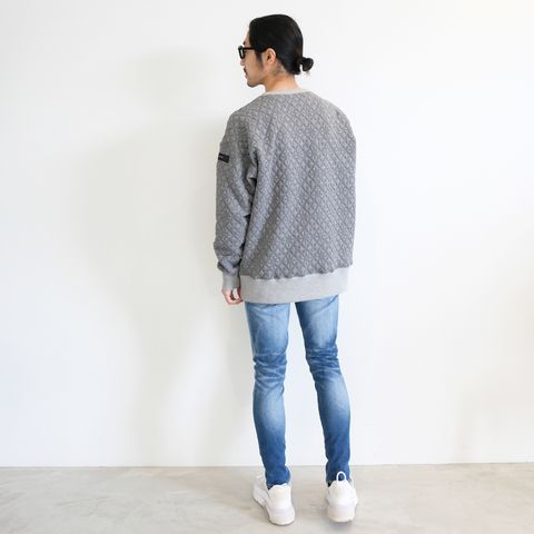 シンプルだけど一味違うトレーナー＋デニムの着こなし