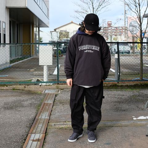 Persevereのアイテムでまとめたナイロンシャツとフーディーのレイヤードスタイル