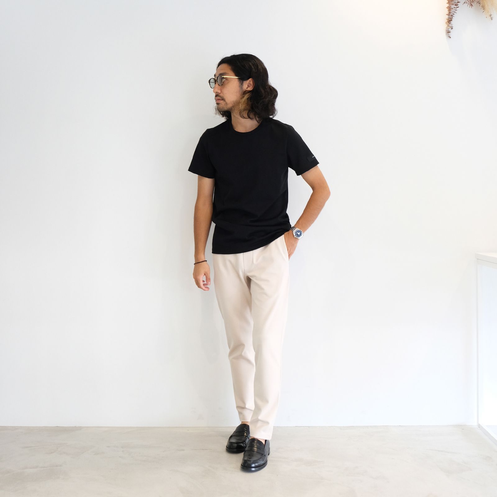 リラックスし過ぎず大人っぽさも意識したイージーなTシャツコーデ