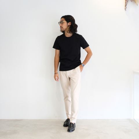 リラックスし過ぎず大人っぽさも意識したイージーなTシャツコーデ