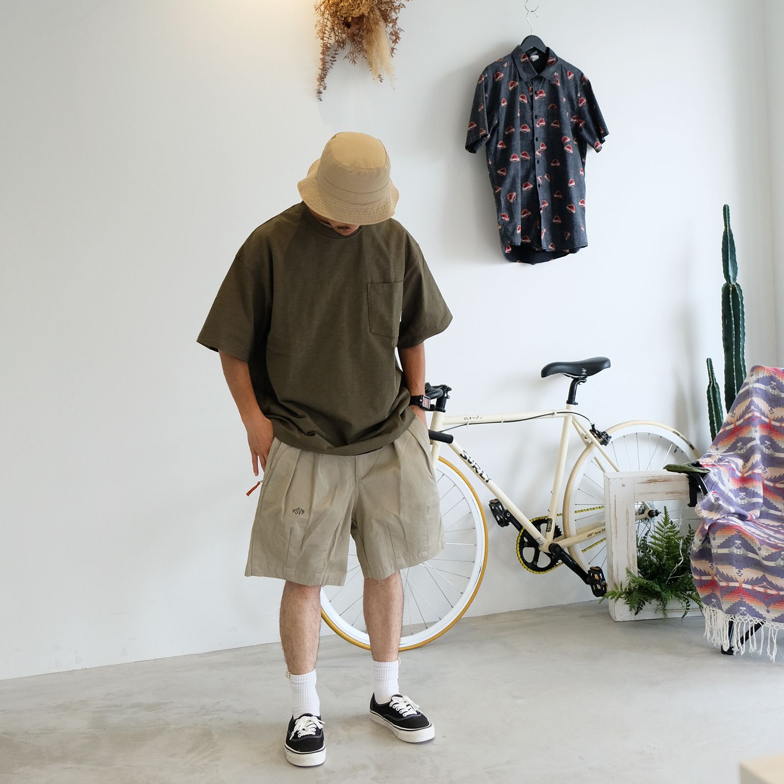 カーキ系の色味をメインに