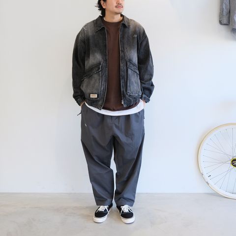 ダークトーンのデニジャケコーデをタウンユースに