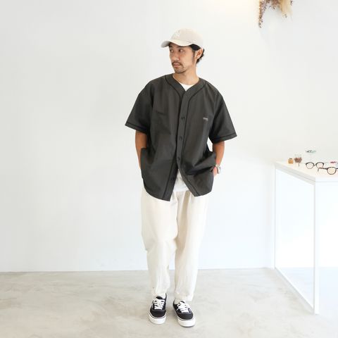 モノトーンでタウンユースに着こなすベースボールシャツコーデ