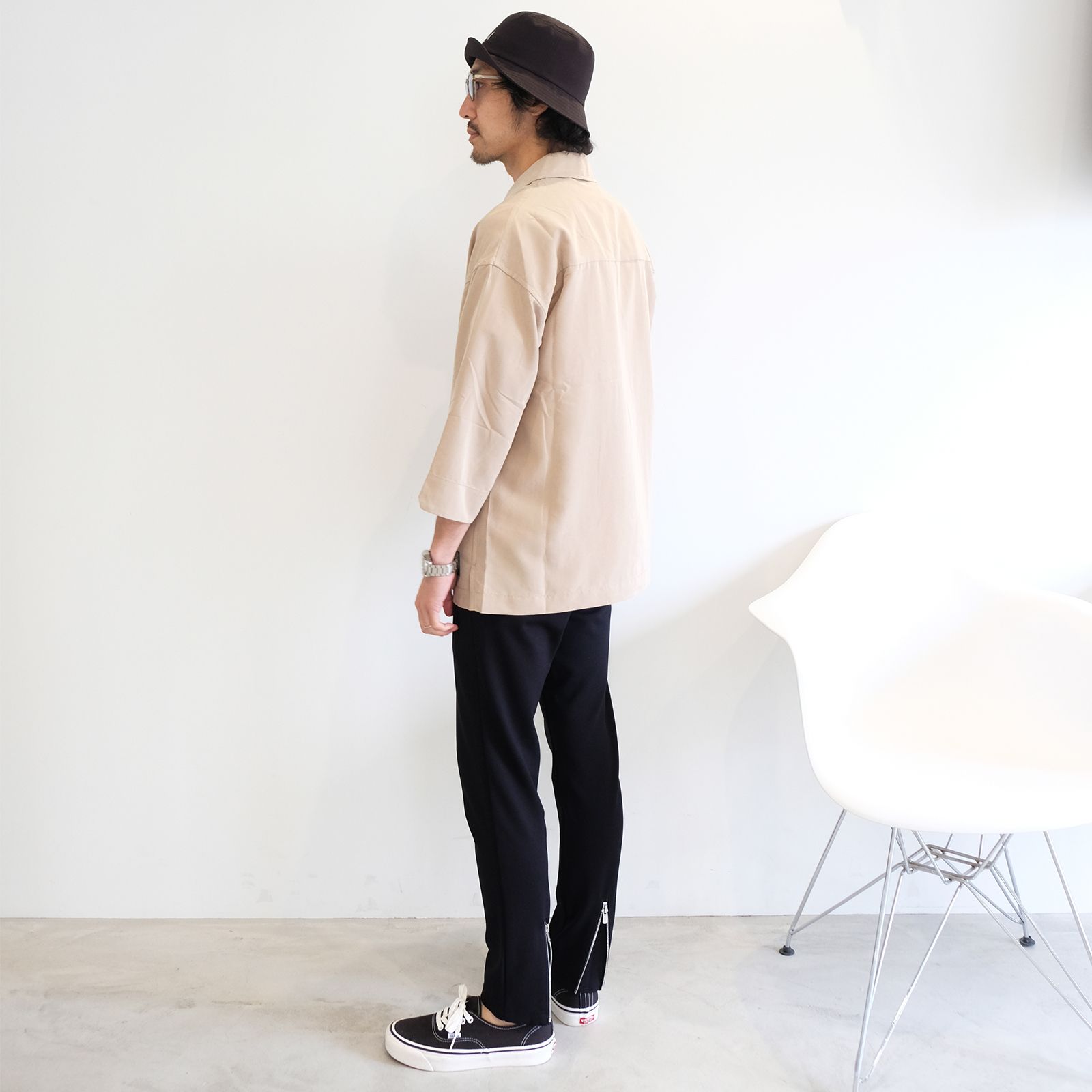 滑らかな素材感でまとめた半袖シャツコーデ