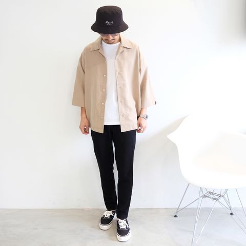 滑らかな素材感でまとめた半袖シャツコーデ