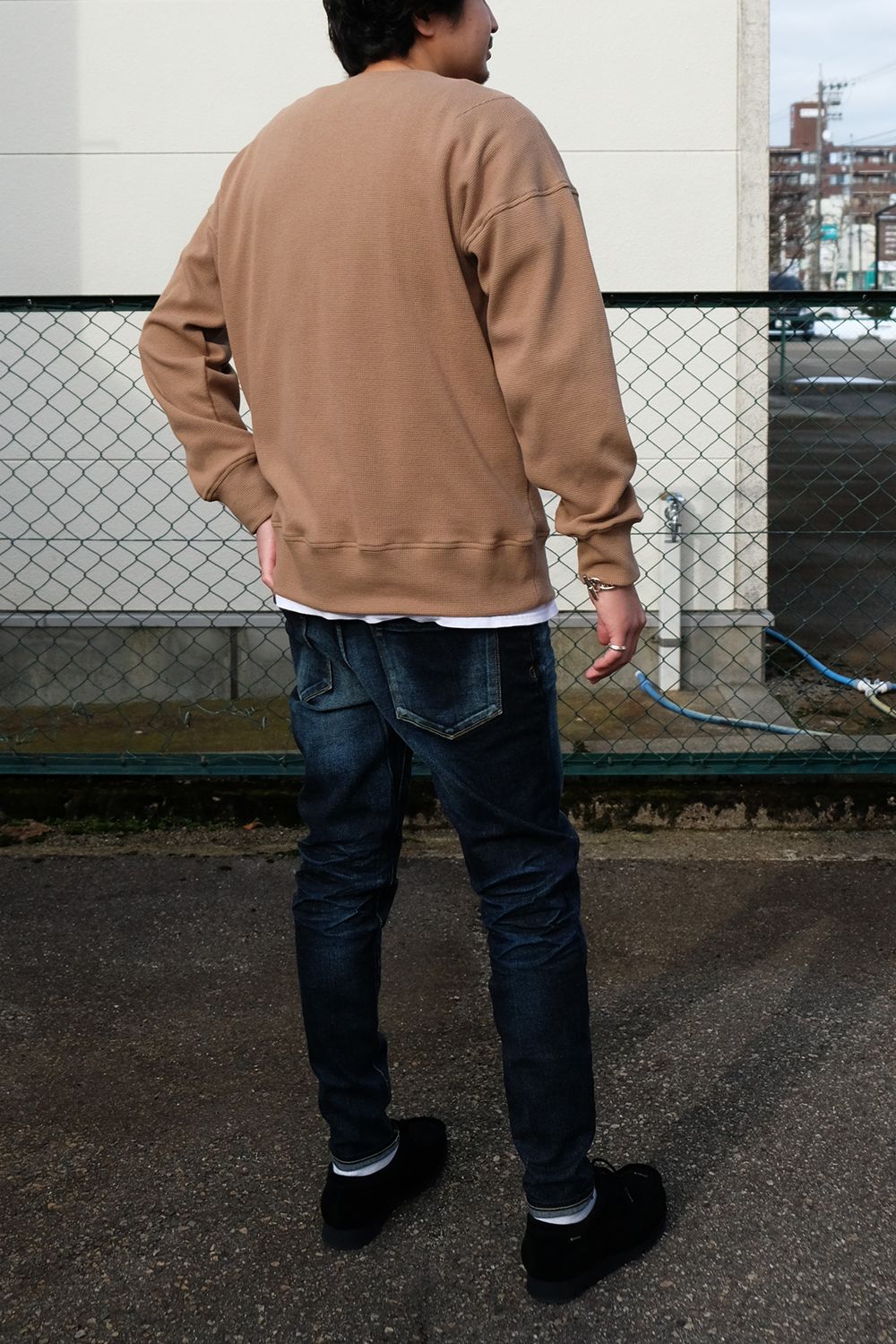 シンプルだからこそシルエットでイマドキ感を