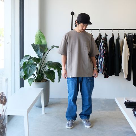 LAPRIMAのデニムカーゴを使用したシンプルなTシャツスタイル