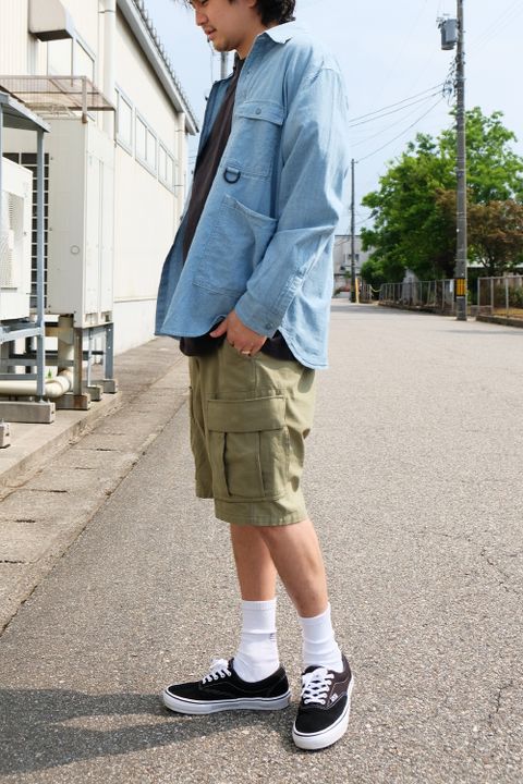 シャンブレーシャツが清涼感をもたらすハーフパンツスタイル